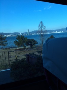 翌日、写真が少ないことにびっくりして、大慌てでバスの車内から撮った大津プリンスホテル