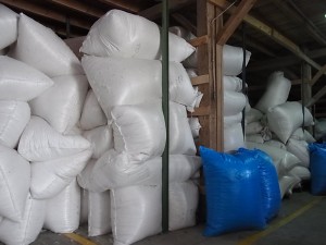 さて、選別前の羽毛ストック品を横目に倉庫を横断。